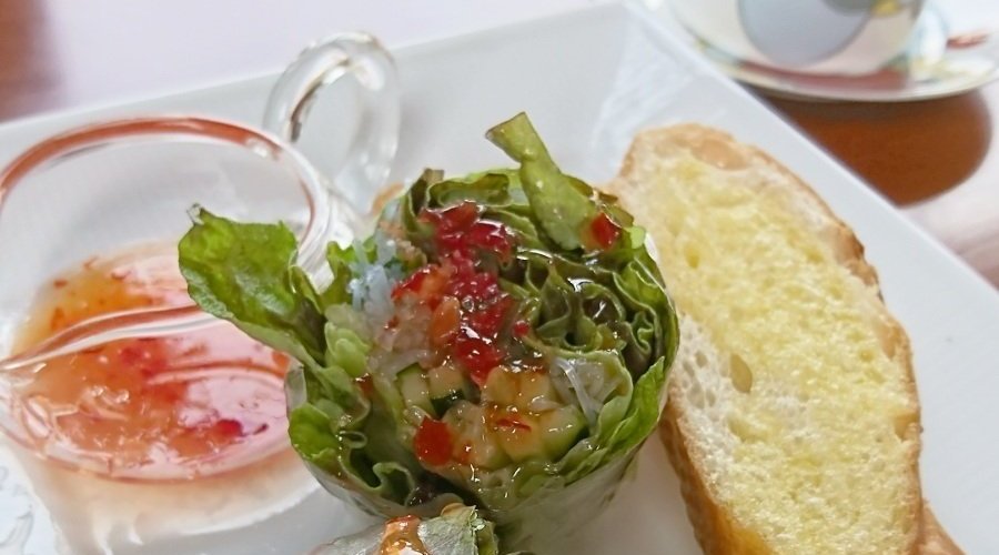 春巻き（エビ）とトーストセット。850円。