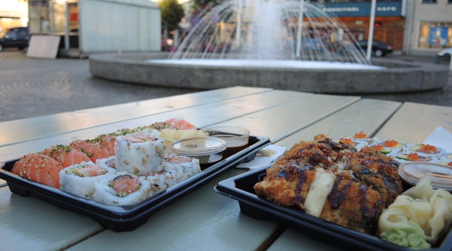 Til høyre ses 24 Ost-laks Tempura Maki