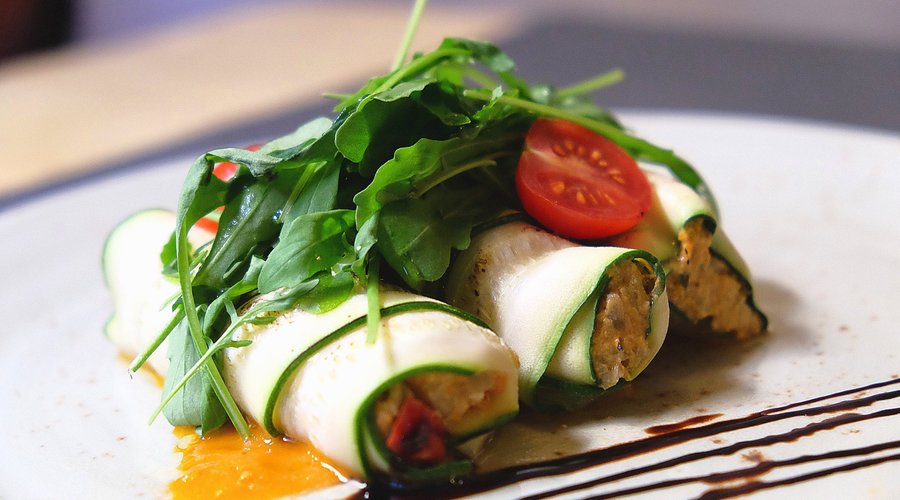 Vegan canelloni: canelones de calabacín con verduritas y ricotta de anacardos. Gluten free.