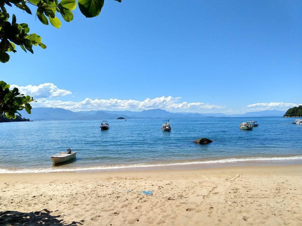 Se você jogar uma pedra vermelha em um lago azul, como ela fica