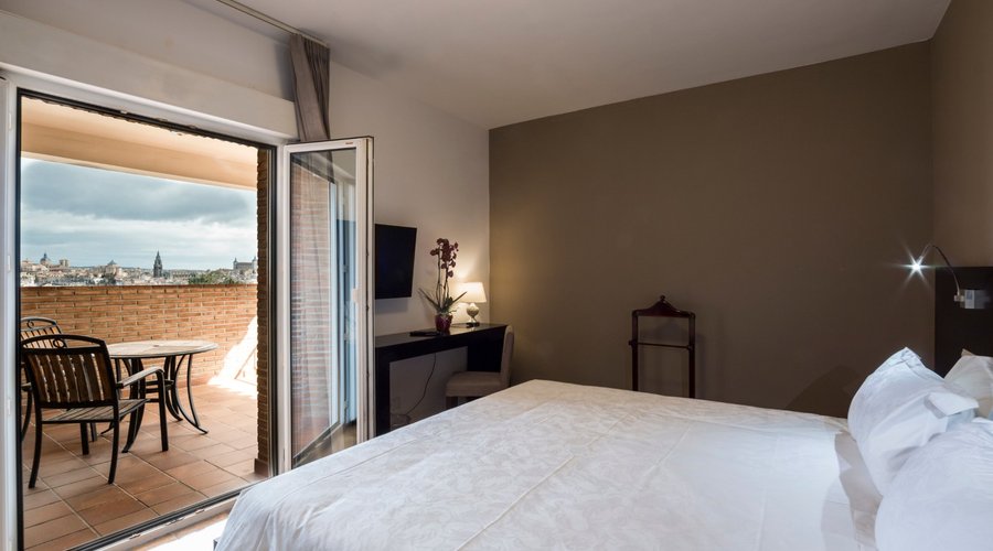 Habitación con terraza y vistas a la ciudad