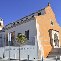 Fachada principal del Centro San Miguel