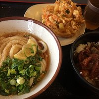 本日選んだランチセット。すりごまたっぷりかけました。