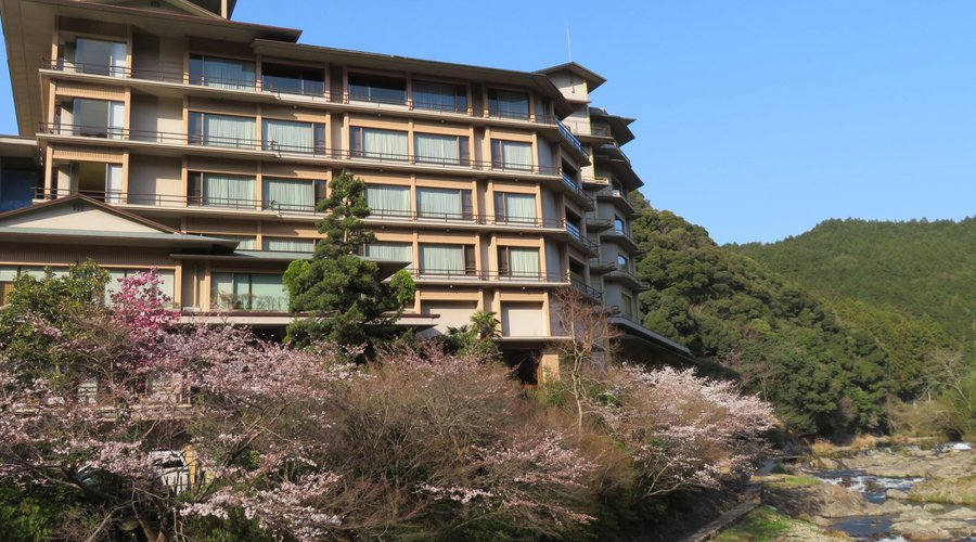 長門湯本温泉にも田んぼの神様がやってまいりました。大谷山荘前の桜、今年もこぼれるように咲いております。（2018寝３月27日撮影）