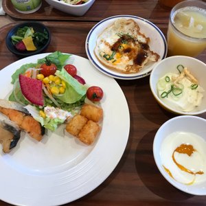 Food from breakfast buffet