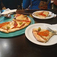 Pizza de jamón y morrones