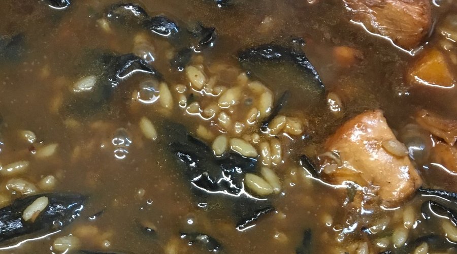 Arroz semi caldoso de conejo, trompetas de la muerte y judía blanca