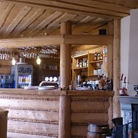 Wnętrze karczmy z widokiem na bar