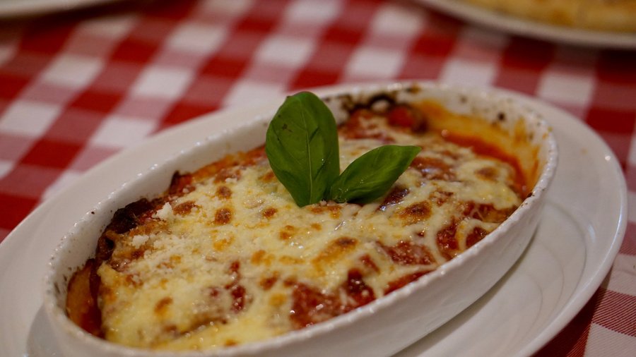 PARMIGIANA DI MELANZANE | Auflauf mit panierten Auberginen, Tomatensoße, Mozzarella und Parmesan