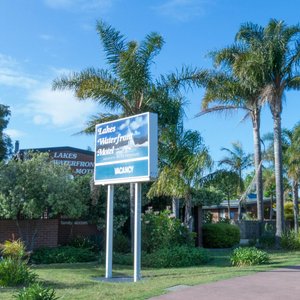 It is the only accommodation on the water side of the Prince's Highway