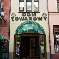 Dom Towarowy PDT wejście od ulicy Szerokiej