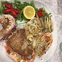 Ottima grigliata di pesce e stoccafisso con polenta. Anche i dolci della casa erano molto buoni!