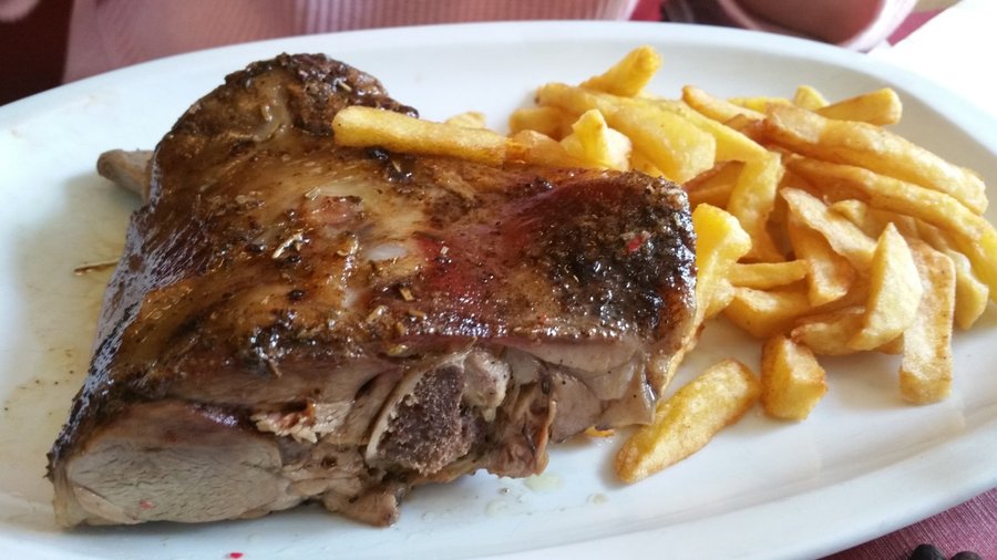 Paletilla de cordero con patatas.