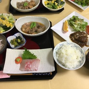夕食。アカムツ（ノドグロ）などとびきり新鮮な高級魚が毎日楽しめて魚好きにはたまらない。