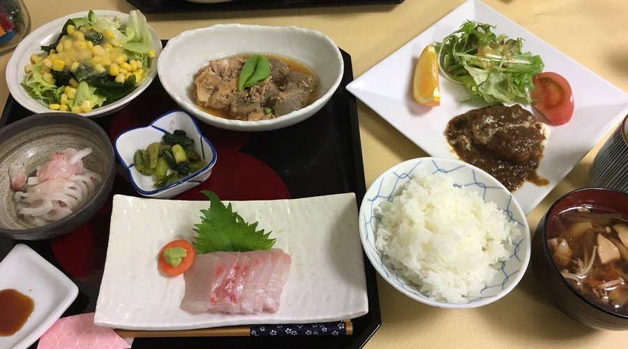 夕食。アカムツ（ノドグロ）などとびきり新鮮な高級魚が毎日楽しめて魚好きにはたまらない。