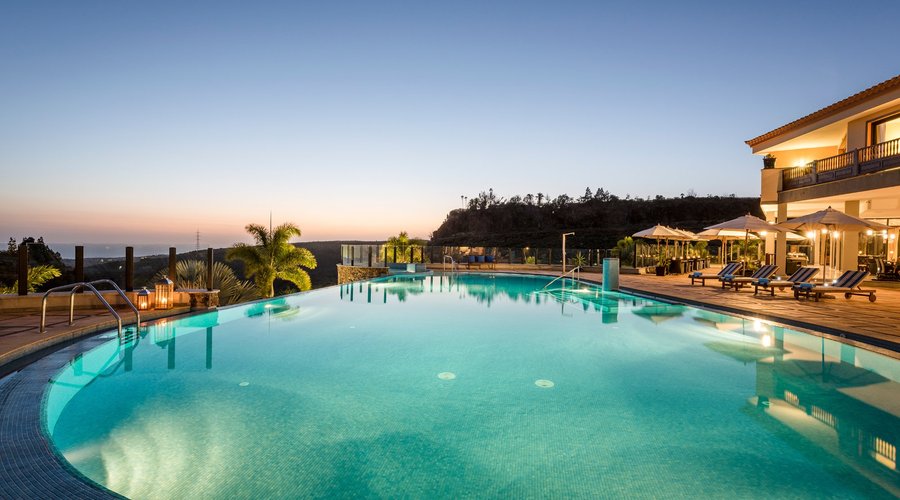 Pool bei Nacht