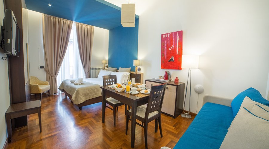 Monolocale con bagno in camera,tv satellitare,wifi,angolo cottura affaccio diretto su via Chiaia