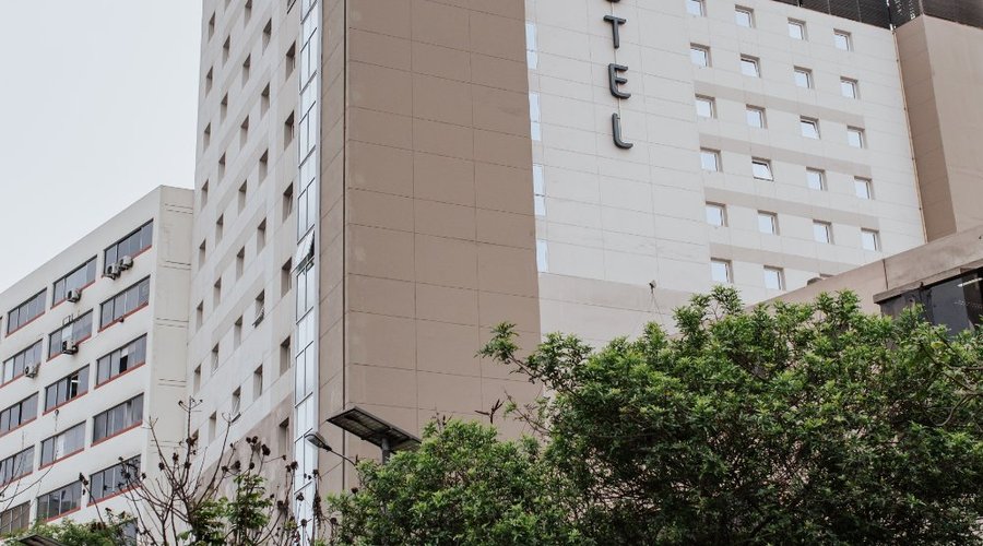 Vista del hotel ibis Larco Miraflores desde la Av. Larco