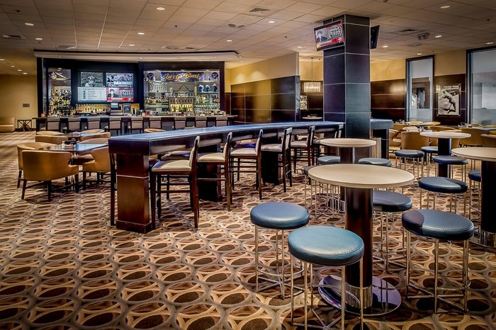 Hilton St. Louis at the Ballpark Bar or Lounge: Pictures & Reviews ...