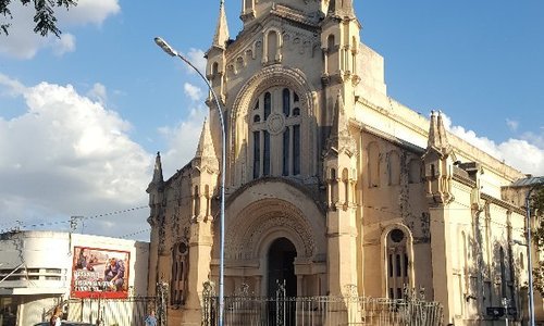 Plaza y catedral en uno de sus lados