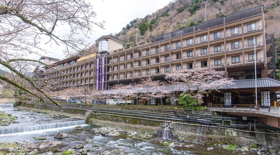 ホテル前に須雲川