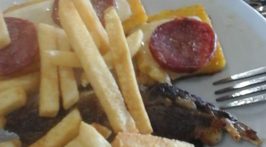 polenta com queijo e salame maravilhoso! batata frita bem sequinha.