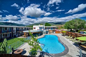 Bowmont Motel in Penticton, image may contain: Hotel, Resort, Pool, Villa