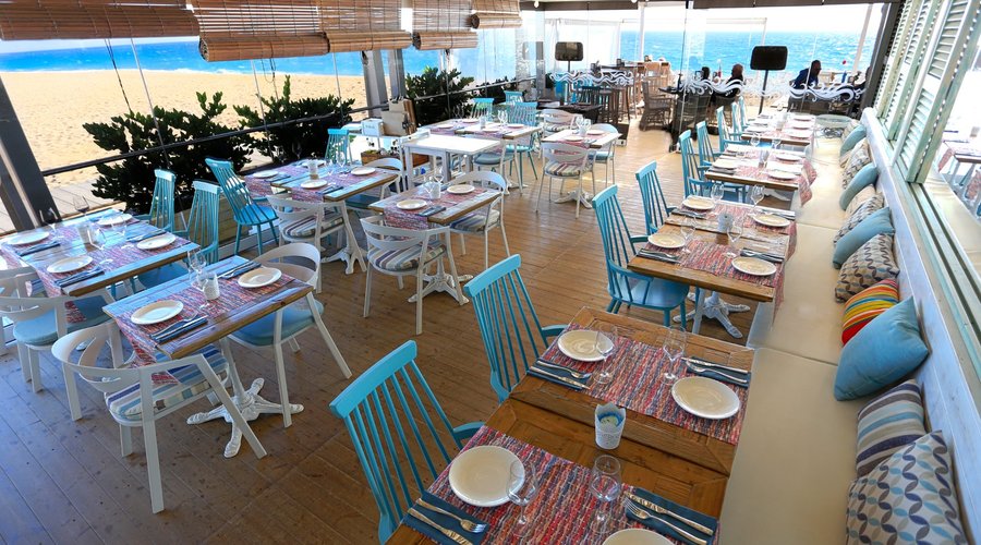 Restaurante climatizado frente al mar