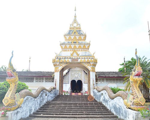 Mulher Asiática Com Fundo De Wat Pong Sanuk, Província De Lampang