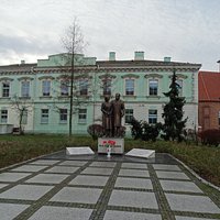 Был праздник, город буд то вымер.Монумент смотрелся печально.
