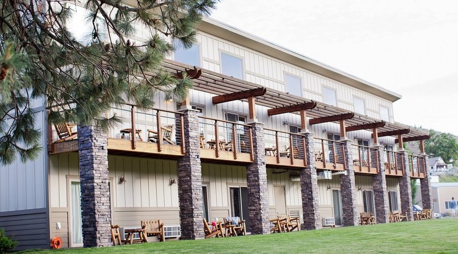 Riverview lodge rooms on the Lower Deschutes River in Maupin, Oregon