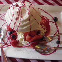 The amazing Meringue Con Panna.