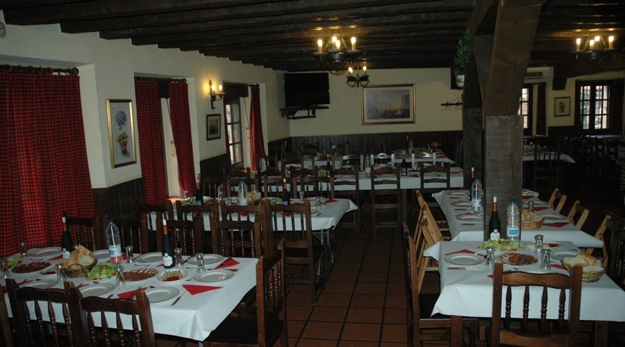 Comedor, con mesas ya montadas.