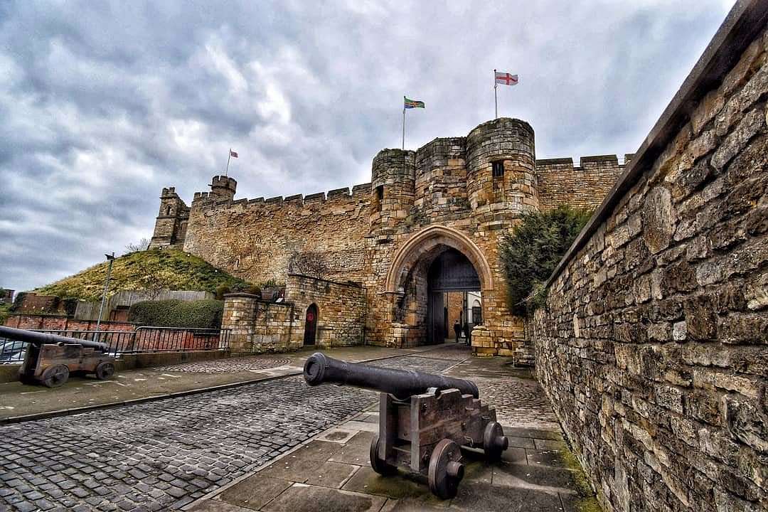 Castle car. Lincoln Castle Hill машина. Башня Люси Линкольн Англия фото.