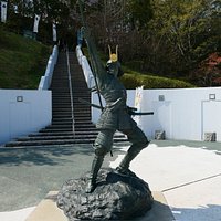 長宗我部元親公の躍動感ある銅像です