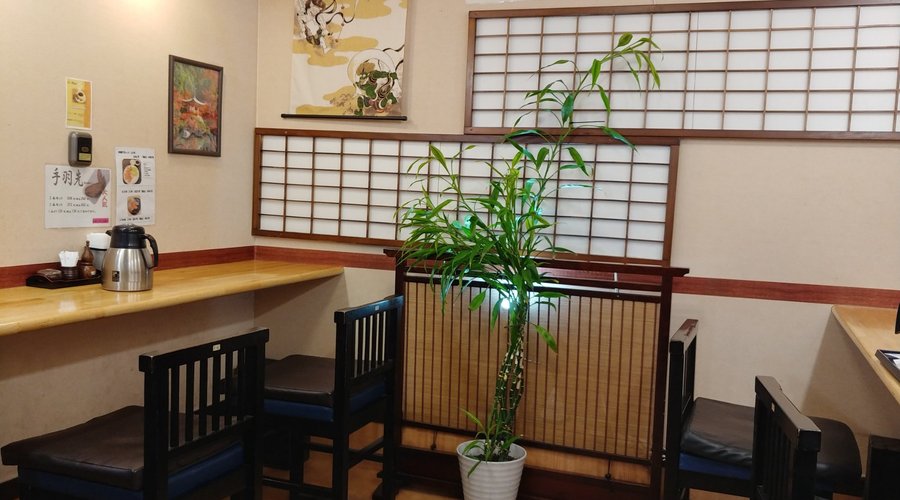 お店入って左側の客室はカウンター席。