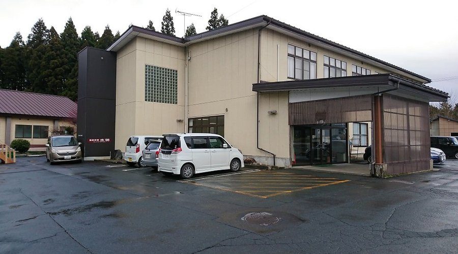 ホテルの建屋　手前が宿泊棟　左奥が入浴棟