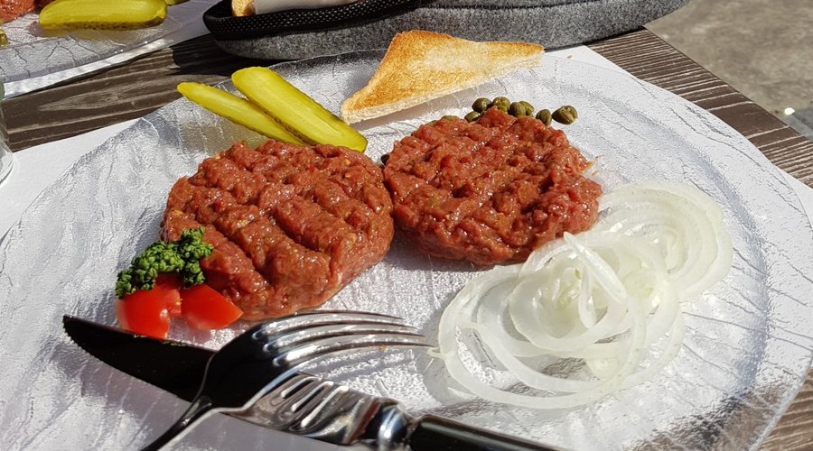 Frisch und gut gewürzt, Toastbrot wird im Pantoffel serviert