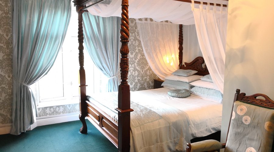 The Green Room - Luxury Four poster bed with en-suite.