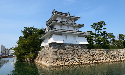 「玉藻公園」駐車場のすぐ目の前に艮櫓があります。