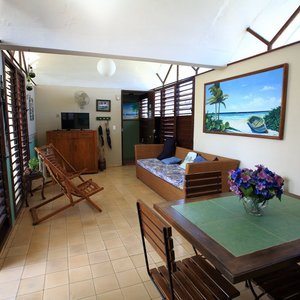 Vista del comedor y la sala de estar / View of the dining room and living room