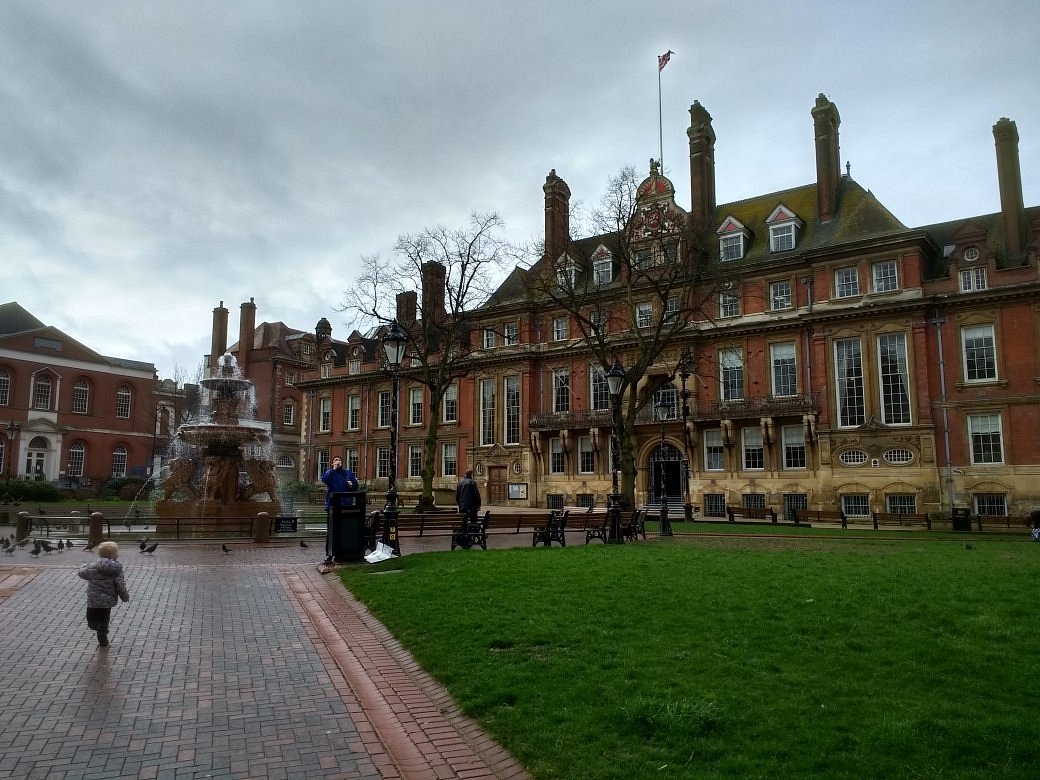 Hall square. Leicester Town Hall. Лестер город в Англии. Имение Ривертон Англия фонтаны. Лестер город.