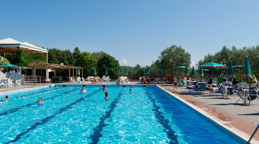 Abbiamo una piscina semi olimpionica per adulti, una piscina per bambini ed una vasca Jacuzzi co