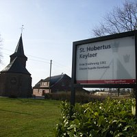 Hinweisschild an der Straße.