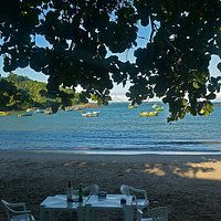 O restaurante espalhou algumas mesas na praia e ficou ainda mais agradavel