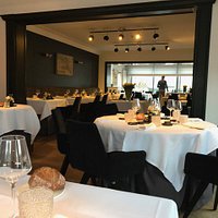 een mooi overzicht van de gezellige zaal