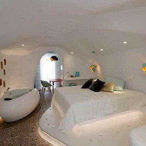 Cave Suite with indoor Jacuzzi 