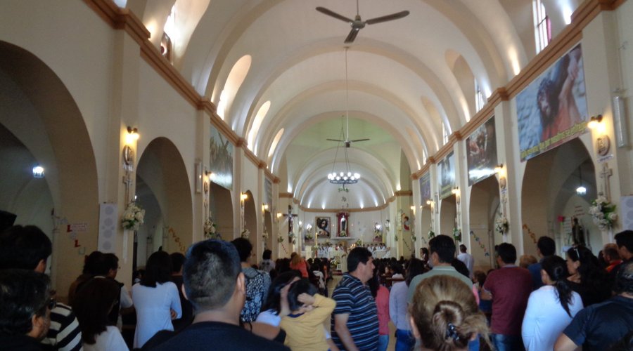 Interior del templo durante un oficio religioso