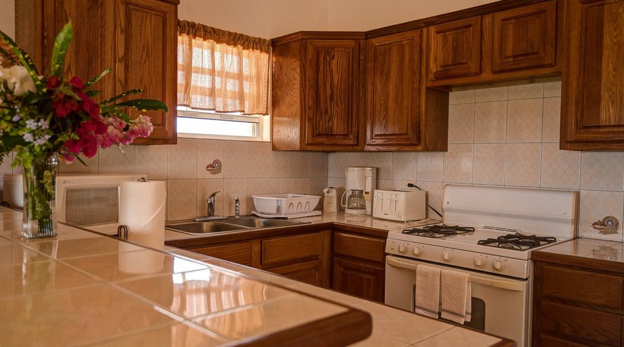 Whether you're cooking for yourself or family and friends, this fully equipped kitchen is ideal.