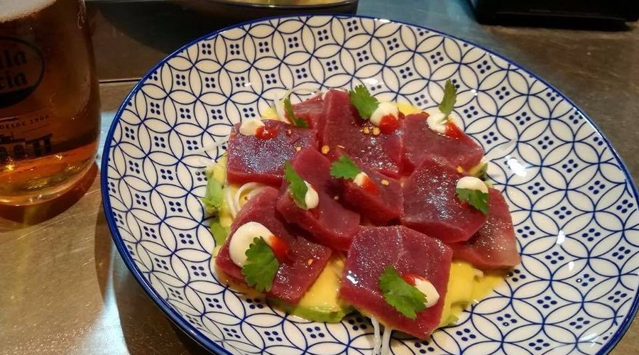 Ceviche de atún rojo, crema de choclo amarillo dulce y aguacate